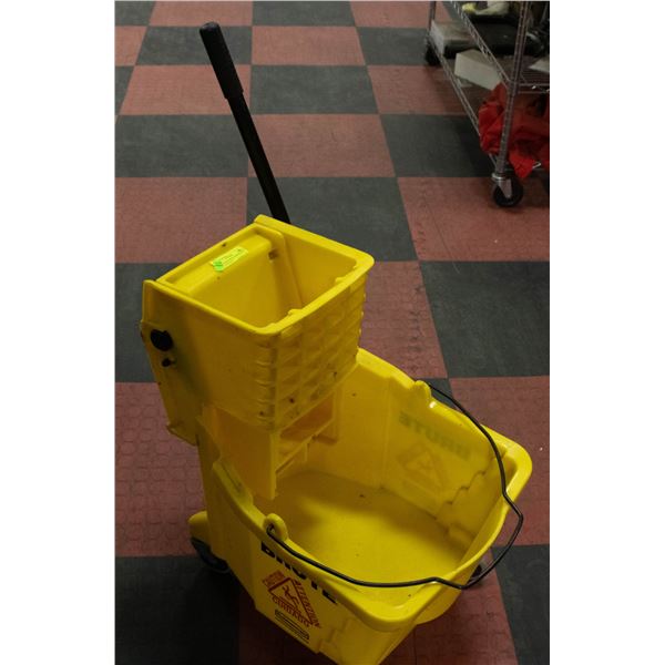 BRUTE INDUSTRIAL MOP BUCKET WITH WRINGER