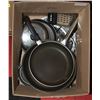 Image 1 : BOX POTS AND PANS