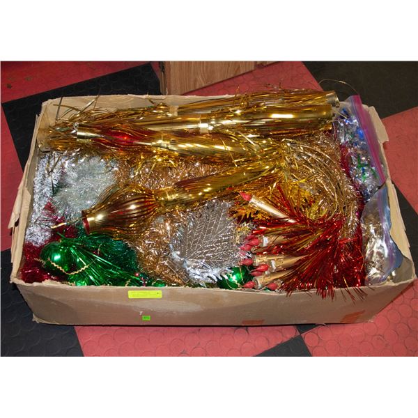 BOX OF VINTAGE CHRISTMAS DECORATIONS &