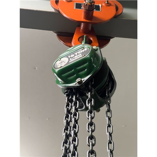 1/2 TON CHAIN BLOCK APPROX 8' CHAIN