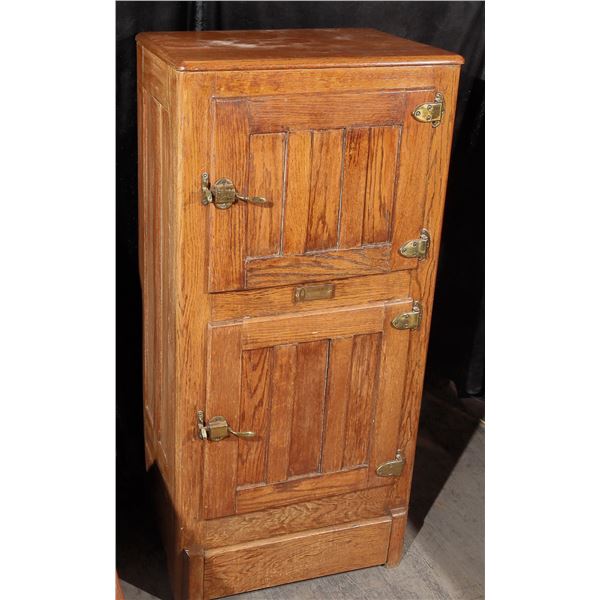 Cavalier Oak Refrigerator, Model 928a    [152496]