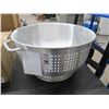 Image 1 : Large Footed Colander