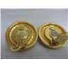 Image 2 : Chanel Gold-tone Metal Round Pearl Clip-on Earrings