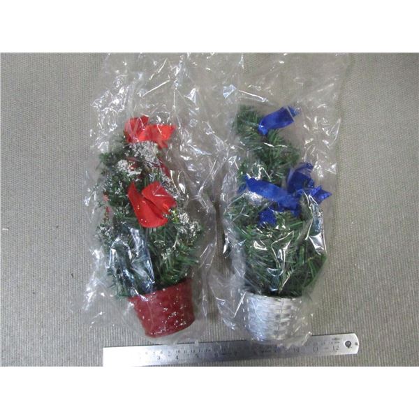 Tabletop Christmas Decorations, lot of 2