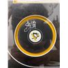 Image 2 : SIDNEY CROSBY SIGNED AND CUSTOM FRAMED PUCK DISPLAY (FRAMEWORTH COA)