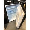 Image 2 : ARCTIC KING BLACK 33" X 19" X 20" BAR FRIDGE