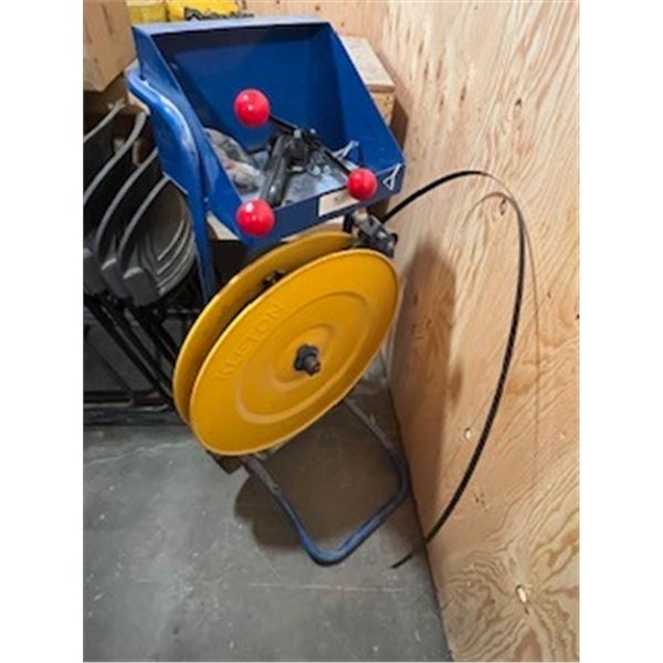 Metal banding machine with tools