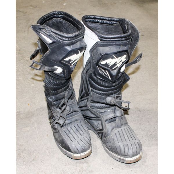 PAIR OF MX3 DIRT BIKE / MOTOCROSS BOOTS