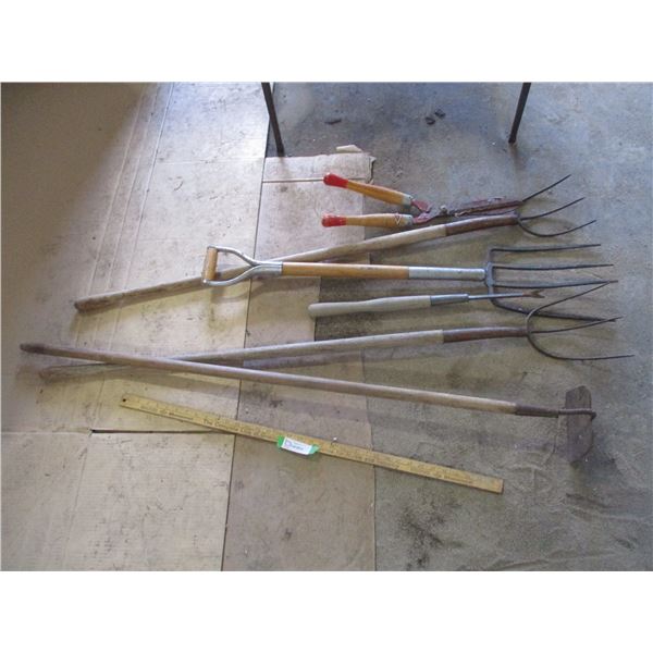 (2) Forks, Potato Fork, Hoe, Hedge Clipper