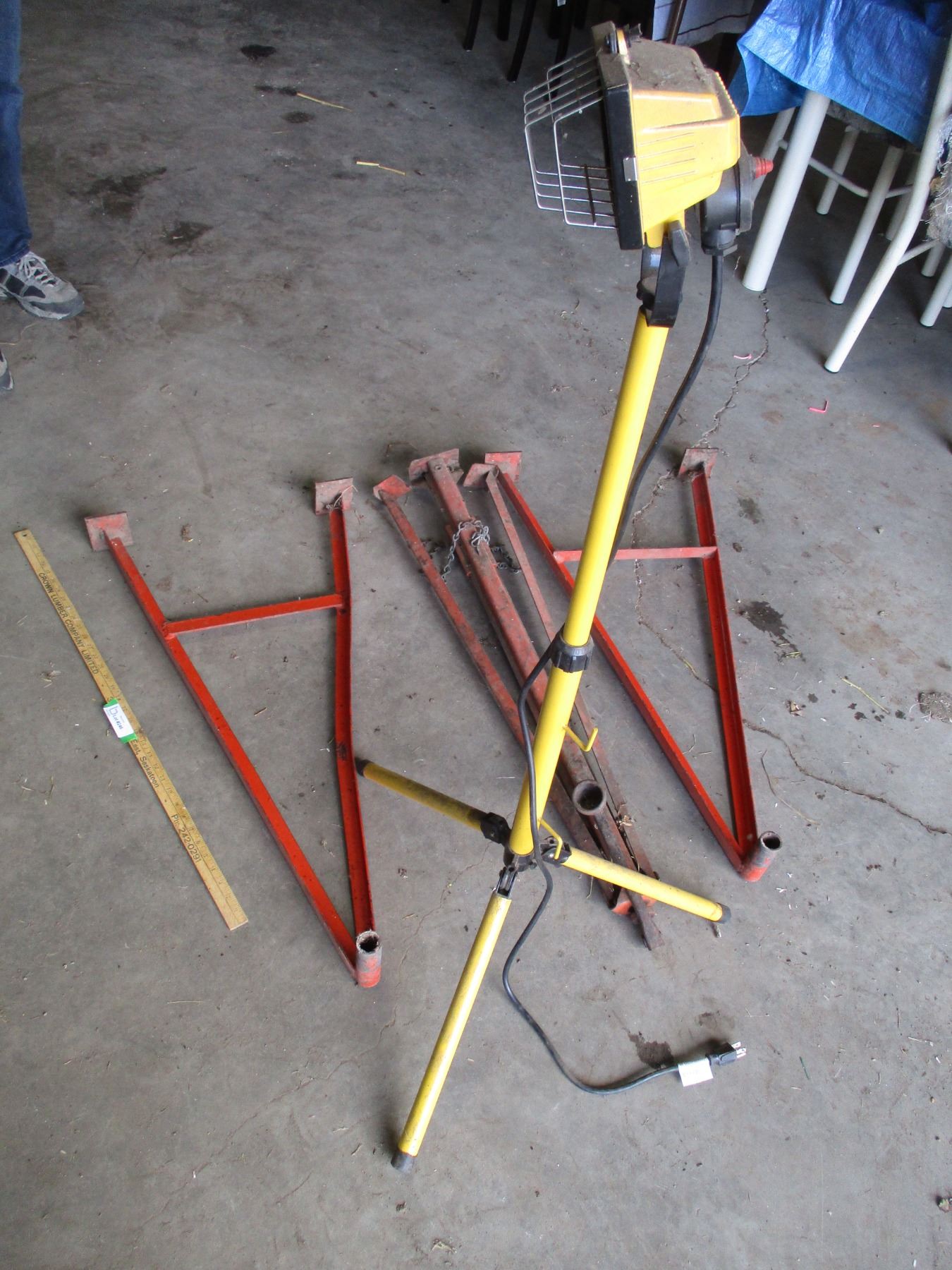 Triangular Implement Implement Jack, Triangular Metal Pieces, Work light on Stand - Working