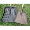 Image 3 : (2) Plastic Shovels, (2) Metal Shovels