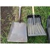 Image 4 : (2) Plastic Shovels, (2) Metal Shovels