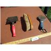 Image 1 : (2) Curry Combs, Brush