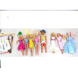 lot of Barbie and Ken dolls (16)