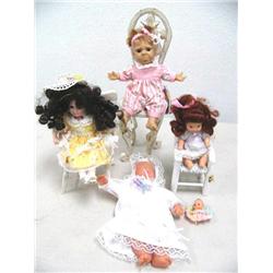 lot of 5 dolls and 3 chairs (16)
