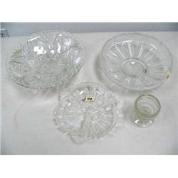 4 pressed glass bowls (16)