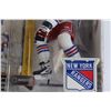 Image 3 : Wayne Gretzky New York Rangers McFarlane Legends Series 3 Figure - NIB