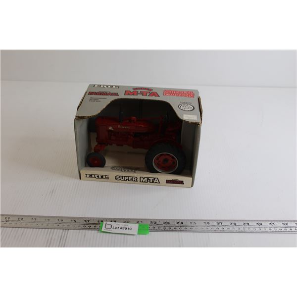 ERTL McCormick Farmall Super M-TA Die Cast - 1/16