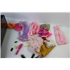 Image 5 : Barbie Case w/9 Dolls & Accessories