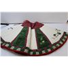 Image 6 : (2) Christmas Tree Skirts, (4)Table Runners, (4) Napkins