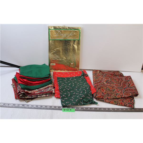 (26) Napkins, Gold Tablecloth, (2) Gift Bags, Round Tablecloth