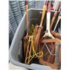 Image 2 : TOTE OF VINTAGE BADMINTON AND TENNI RACQUETS