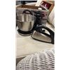 Image 2 : HAMILTON BEACH HAND/STAND MIXER, AS NEW CONDITION, MISSING ONE WHISK - TESTED WORKING - RETAIL $99