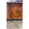 Image 8 : HIGHLY CARVED 6 DRAWER DRESSER WITH LARGE GALLERY MIRROR