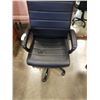 Image 2 : LEATHER ADJUSTABLE HEIGHT OFFICE ARMCHAIR