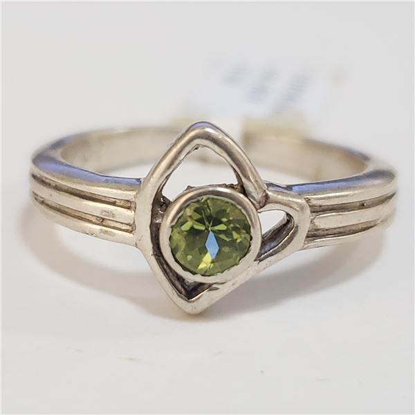 SILVER PERIDOT RING (~SIZE 8)(~WEIGHT 3.7G)
