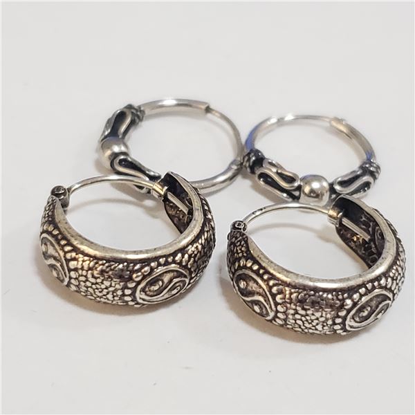 SILVER LOT OF 2 EARRINGS