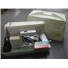 Image 1 : SINGER PORTABLE SEWING MACHINE