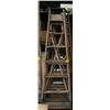 Image 1 : 8' WOODEN STEPLADDER