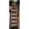 Image 1 : 8' WOODEN STEPLADDER