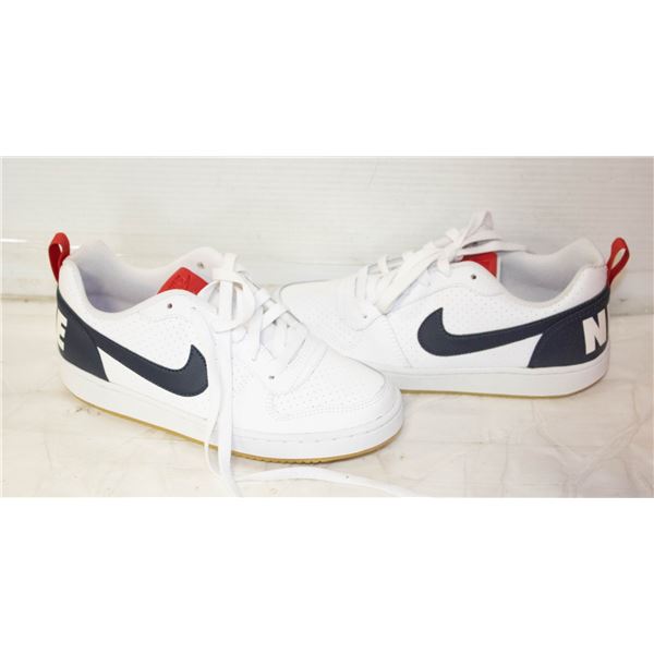 NEW NIKE COURT BOROUGH SIZE 5Y