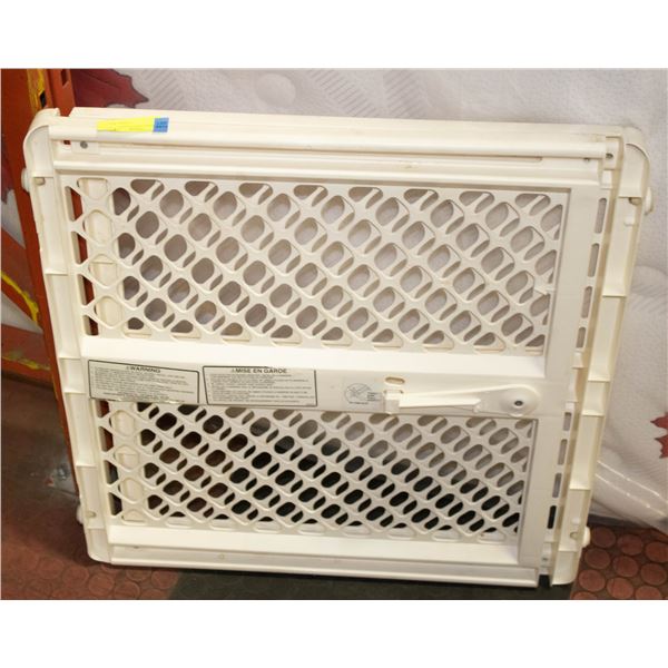 EXPANDIBLE SAFETY GATE