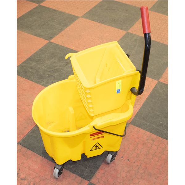 RUBBERMAID COMMERCIAL MOP BUCKET WITH WRINGER