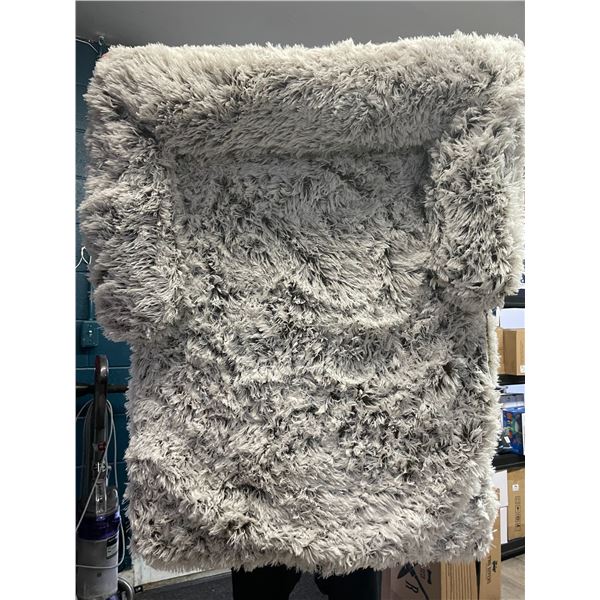 Lot of 1 Fuzzy/Shaggy Fluffy Pet Bed - White/Grey