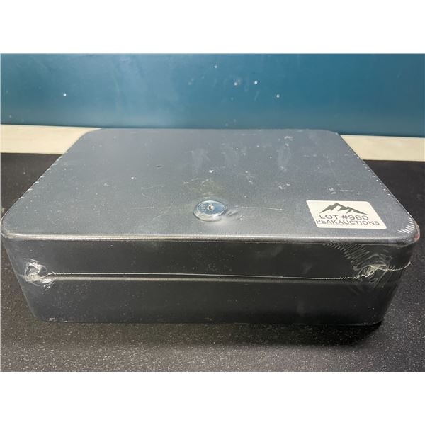 Lot of 1 Office Lockbox/Storage Cash Box w/ Key