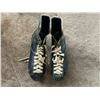 Image 2 : Autographed Bobby Hull Antique Ice Skates Both Skates Signed