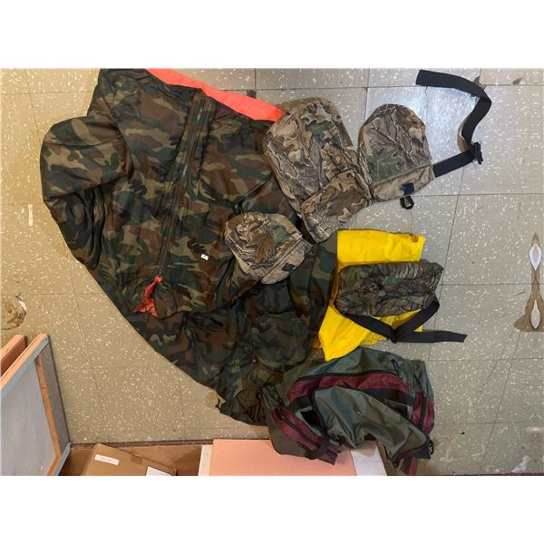 Hunting Jackets Gear & Packs Size Large Duffelbag Rain Coats