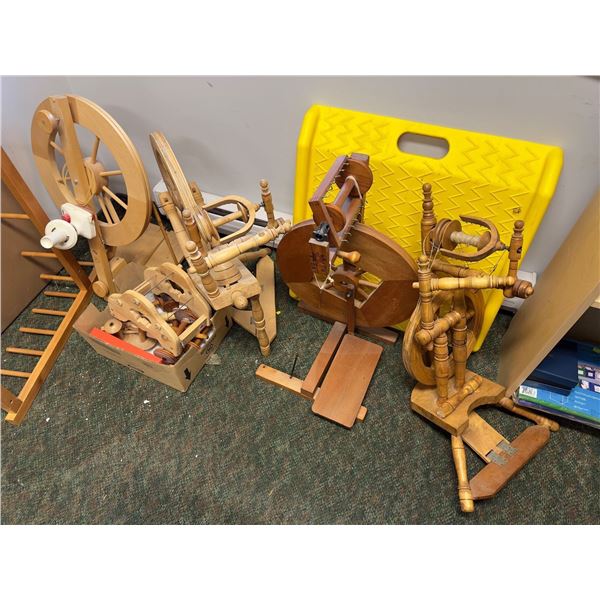 Lot of spinning wheels for wool