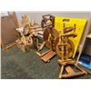 Image 2 : Lot of spinning wheels for wool