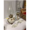 Image 2 : Group of 2 antique glass oil lamp & 2 Beswick swan
