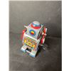 Image 2 : Vintage windup robot w/key