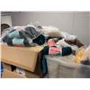 Image 2 : 2 pallets of misc items including - yarn, suitcase, blanket, etc...