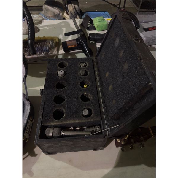 Microphone case w/approx. 4 various mics