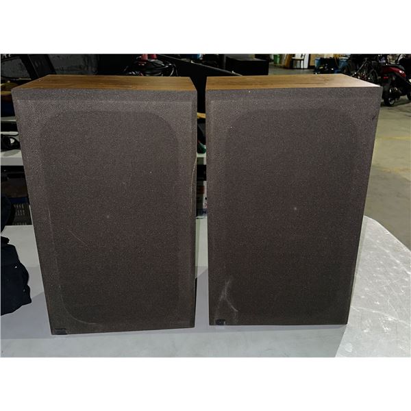 Group of 2 SP3001 speakers