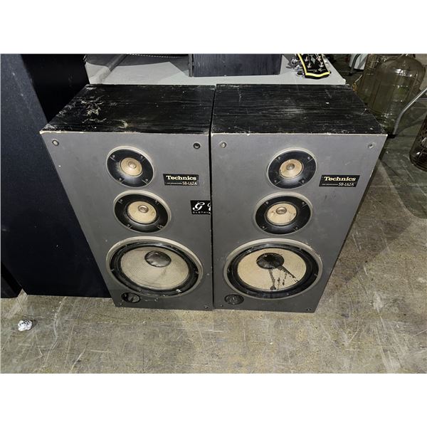 Group of 2 Technics speakers SB-L62A