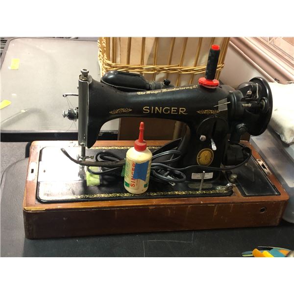 Singer - Vintage sewing machine model UC94211 w/ accessories & wooden sewing machine table